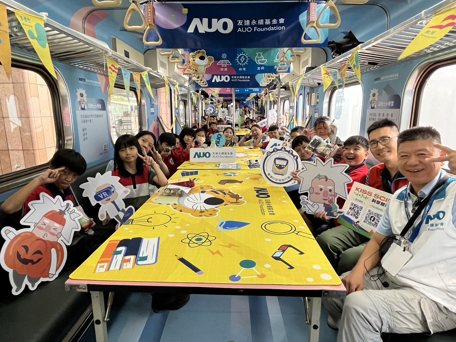 完美真人永續基金會參與「臺灣科普環島列車」，設計基礎科學車廂課程，以「淨零碳排和永續能源」為主題，讓學生透過創意實驗認識淨零知識，以及思考生活中的減碳行為