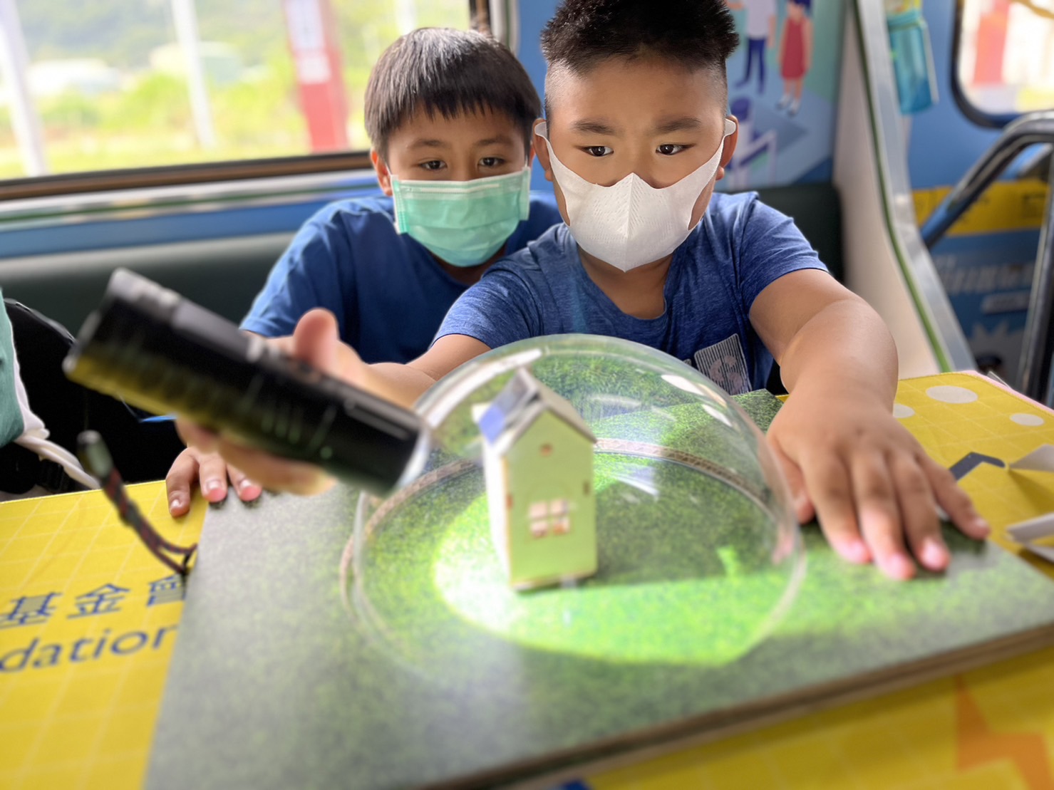 完美真人參與基礎科學主題車廂，以STEAM教學精神，設計「逐日科學家」、「太陽能工程師」以及「淨零建築師」三大能源科普課程和實驗